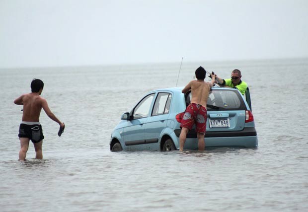 Em março de 2012, três turistas japoneses foram enganados pela maré baixa e o GPS e acabaram atolando um carro alugado na baía de Moreton, próximo a Brisbane, na Austrália, na tentativa de chegar à ilha North Stradbroke (Foto: Chris McCormack/Redland Times/Reuters)