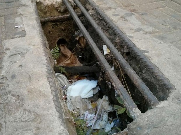 Buraco no Centro de Itapetininga incomoda moradores há um ano (Foto: Cláudio Nascimento/TV TEM)