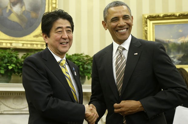 O futuro premiê do Japão, Shinzo Abe, e o presidente dos EUA, Barack Obama, em encontro nesta sexta-feira (22) na Casa Branca (Foto: AP)