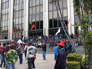 Militantes em frente ao Ministério da Fazenda, em Porto Alegre (Foto: Reprodução/RBS TV)