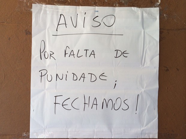 Aviso na porta do bar avisa o fechamento do local (Foto: Matheus Rodrigues/ G1)