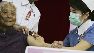 Idosa recebe vacina em hospital de Hong Kong, país com sistema de saúde mais eficiente (Foto: Arquivo/Getty Images)