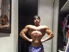 Felipe Franco impressiona com músculos saltados e cintura fina