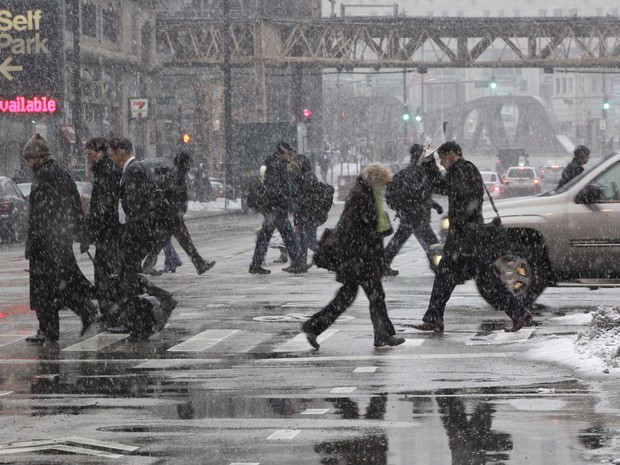 Pedestres caminham durante uma tempestade de neve em Chicago (Foto: AP Photo / Kiichiro Sato)