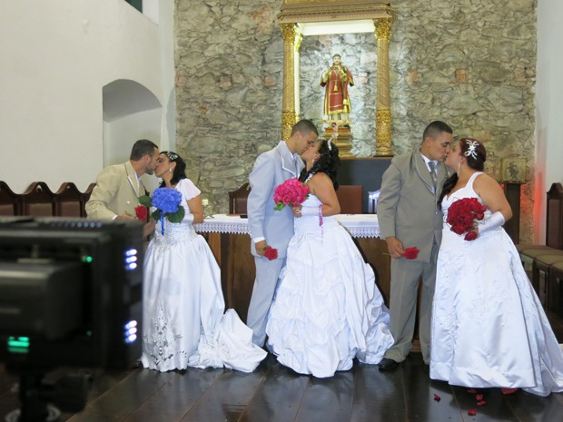 Irmãs no altar da igreja, em São Vicente (Foto: Mariane Rossi/G1)