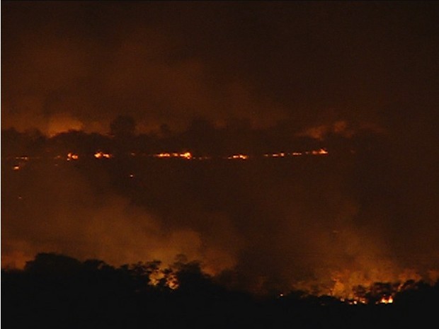 Fogo na Serra do Carmo pode causar danos à rede elétrica (Foto: Reprodução/TV Anhanguera)