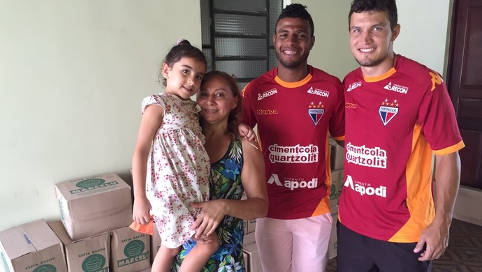 Auremir e Vinícius Hess doam cestas básicas para instituição  (Foto: Divulgação/Fortaleza)