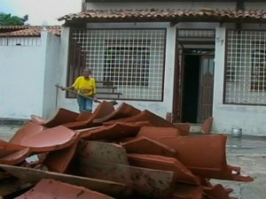 Casa destelhada após chuva de granizo em Maria Quitéria, interior da Bahia (Foto: Reprodução/TV Bahia)