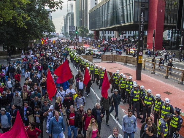 Professores caminham pela Avenida Paulista em direção à Brigadeiro Luís Antônio, na região central de São Paulo, após aprovarem em assembleia a continuidade da greve que foi declarada em 13 de março (Foto: Cris Faga/Fox Press Photo/Estadão Conteúdo)