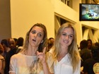 Fernanda Lima e Fiorella Mattheis vão a inauguração de academia