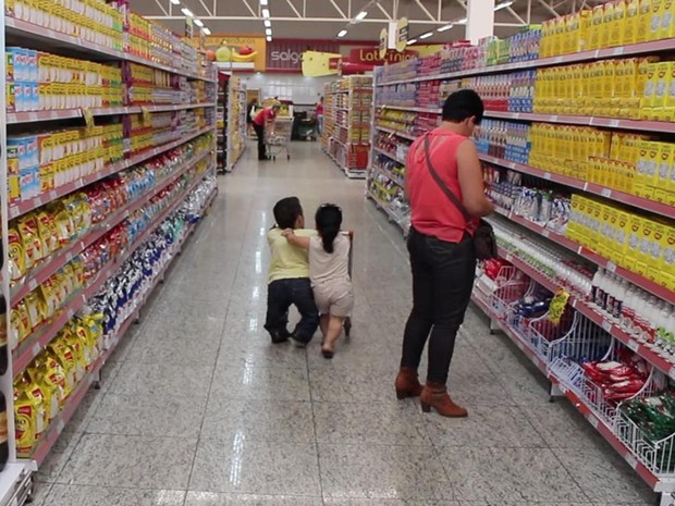 Em supermercado eles têm um carrinho especial para compras (Foto: Caio Gomes Silveira/ G1)