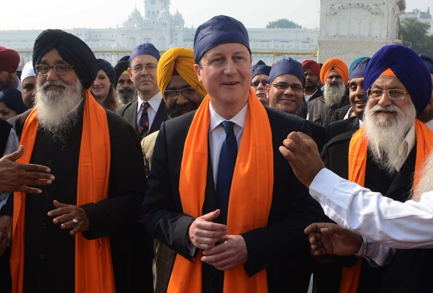 David Cameron com autoridades indianas nesta quarta-feira (20) na cidade de Amritsar  (Foto: Narinder Nanu/AFP)