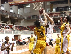 partida de basquete entre Joinville e São José NBB (Foto: Jackson Nessler / Divulgação)