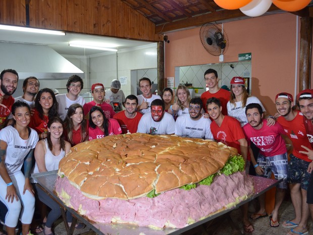 Universitários de São Carlos saborearam lanche gigante na quarta-feira (Foto: Orlando Duarte Neto/G1)