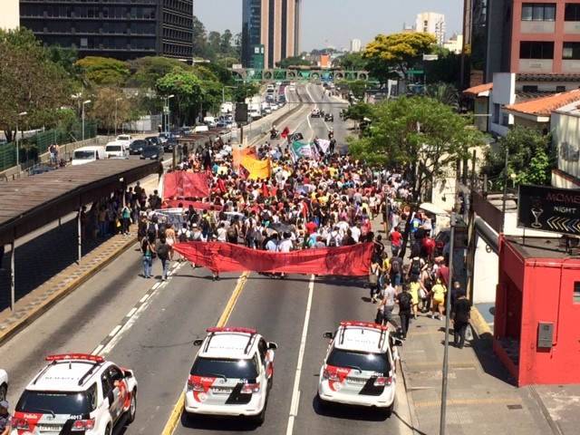 Manifestantes fecham a Avenida Rebouças (Foto: Will Soares/ G1)