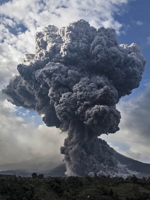 Monte Sinabung, na Indonésia, expele fumaça em outubro de 2014, após mais de 400 anos inativo (Foto: Ulet Ifansasti/Getty Images)