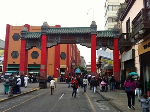 Entrada do bairro chinês, no centro de Lima (Foto: Dennis Barbosa/G1)