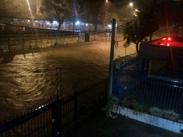 Chuva causou alagamentos em Porto Alegre durante a madrugada (Foto: Guilherme dos Santos/Arquivo Pessoal) Chuva causou alagamentos em Porto Alegre durante a madrugada (Foto: Guilherme dos Santos/Arquivo Pessoal)