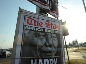 Jornais celebram o aníversário de Mandela em Soweto (Foto: Alexander Joe/AFP)