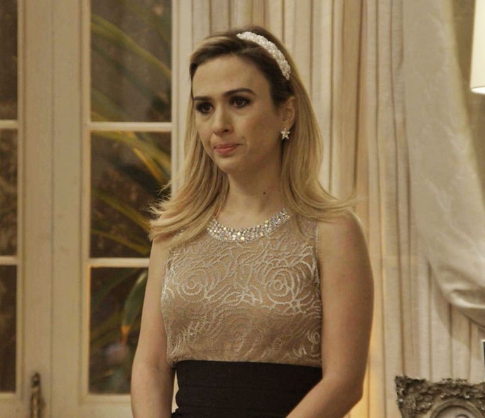Fedora faz as malas de Aparício e avisa ao pai que ele deve ir sair de casa (Foto: TV Globo)