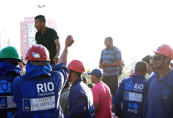 confusão operários Parque Olímpico Rio 2016 (Foto: Thierry Gozzer)