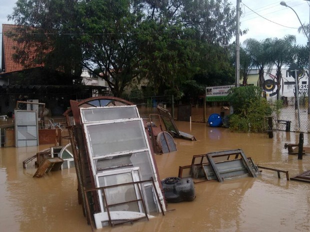 Sete famílias ficaram desalojadas após as chuvas em Capivari (Foto: Edijan Del Santo/EPTV)