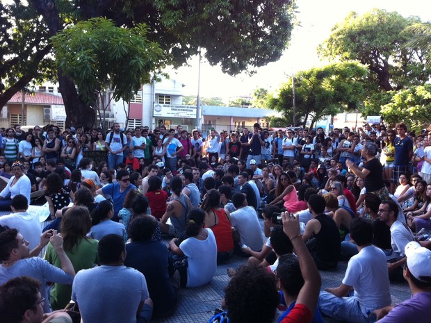 Multidão se reúne no chão da Praça Gentilândia (Foto: Gabriela Alves/G1)