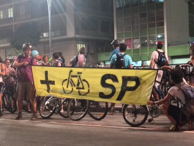 Faixa de ciclistas protesto Avenida Paulista (Foto: Roney Domingos/G1)