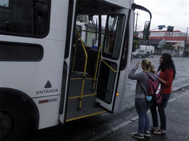 Larissa espera o ônibus com a amiga na Avenida Dom Pedro I, no bairro Ipiranga (Foto: Eduardo Guidini/ G1)