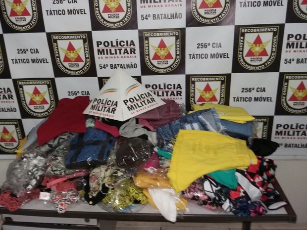 Roupas, celulares e cheques foram apreendidos pela PM em Ituiutaba (Foto: Polícia Militar/Divulgação)