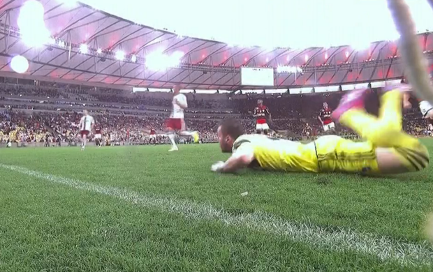 Paulo Victor salva o Fla contra o Flu e vence enquete (Foto: Reprodução SporTV)