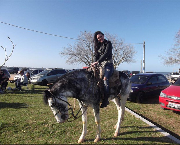 Jennifer Scheffer adora andar a cavalo (Foto: Arquivo Pessoal)