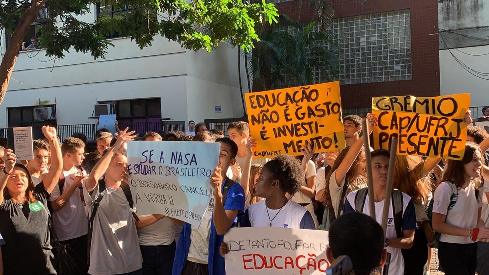 Alunos, pais e professores de institutos federais afetados por corte de verbas do MEC fizeram protesto na Tijuca — Foto: Fernanda Rouvenat / G1