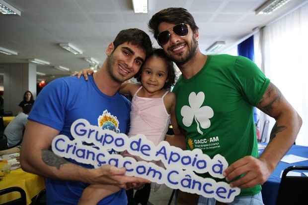 Ex-BBB Renan e amigo participam de feijoada beneficente em Manaus (Foto: Denilson santos/AgNews)