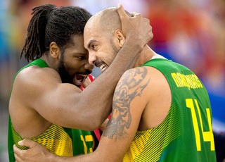 Nene e Marquinhos, Brasil X Servia - Basquete (Foto: Agência AP) Nene e Marquinhos, Brasil X Servia - Basquete (Foto: Agência AP)