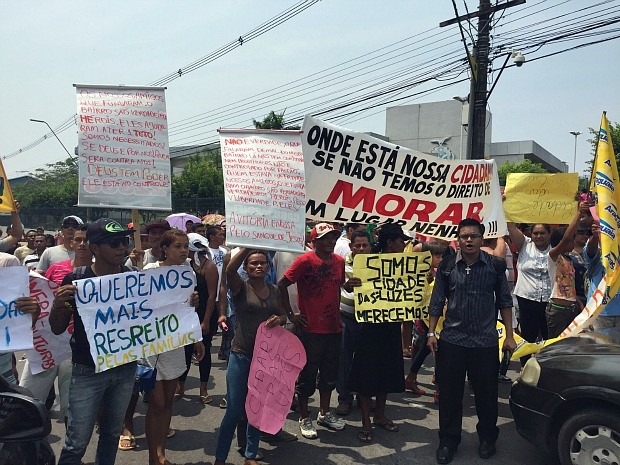 Grupo faz manifestação por moradias (Foto: Sérgio Rodrigues/G1 AM)