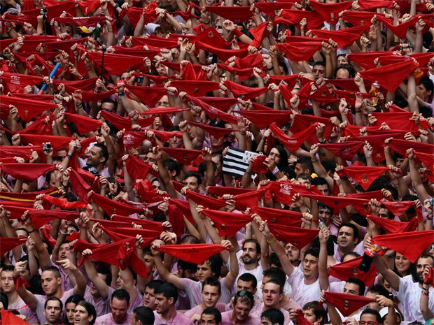 Multidão nas ruas de Pamplona, na Espanha, para início da Festa de São Firmino (Foto: Reuters/Vincent West)