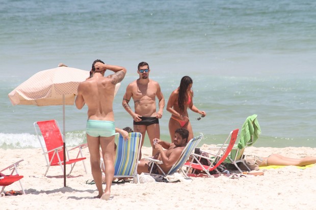 Ex-BBB Yuri Fernandes na praia (Foto: Wallace Barbosa / AgNews)