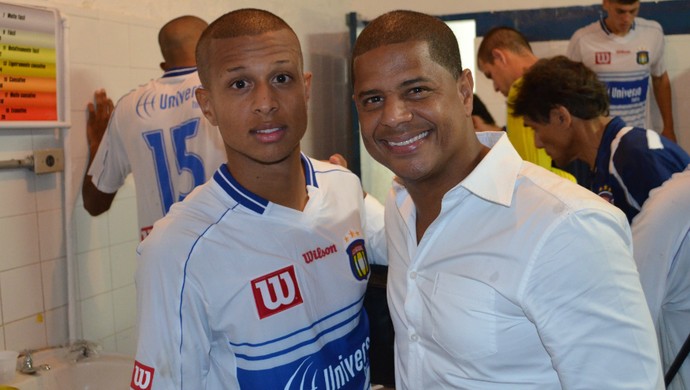 Lucas Sursin e o pai Marcelinho Carioca (Foto: Danilo Sardinha/Globoesporte.com)