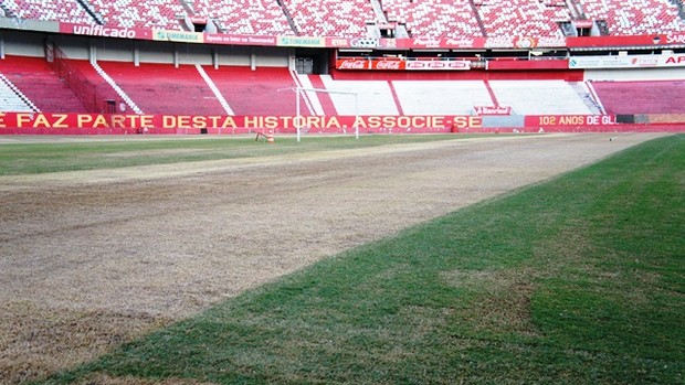 Parte do gramado foi afetado por causa do show do Roger Waters (Foto: Diego Guichard / GLOBOESPORTE.COM)