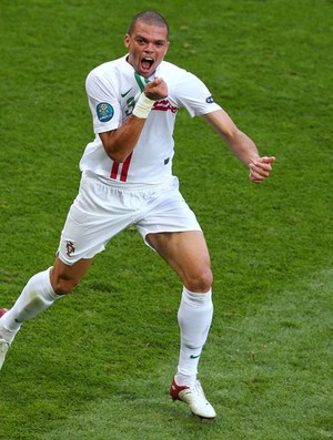 Pepe portugal gol dinamarca (Foto: Agência Reuters)