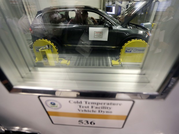 Carro passa por teste de emissões de poluentes (Foto: AP Photo/Carlos Osorio)