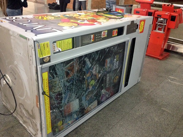 Máquina automática de venda de livros foi danificada pelos vândalos na Estação Barra Funda (Foto: Marcelo Mora/G1)