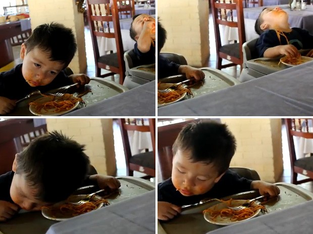 Irmãos de 22 meses são vencidos pelo sono durante refeição e viram hit na web (Foto: Reprodução)