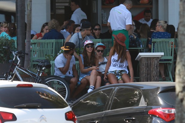 Bruna Marquezine anda de skate com amigos (Foto: Wallace Barbosa/AgNews)