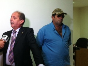 Policial militar Rosivaldo Fernandes é suspeito de participar de grupo de extermínio. Ele e o advogado concenderam entrevista ao G1 à Inter TV Cabugi no RN (Foto: Anderson Barbosa/G1)
