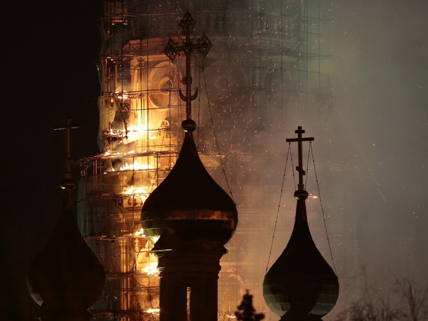O fogo consome andaimes de madeira ao redor do sino da torre do monastério Novodevichy, em Moscou, no domingo (15) (Foto: AP Photo/Ivan Sekretarev)