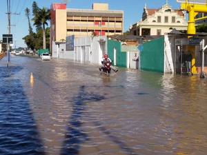 Motoristas tiveram dificuldade de passar pelo Centro de Itajaí nesta terça (Foto: Luiz Carlos Souza/RBS TV)