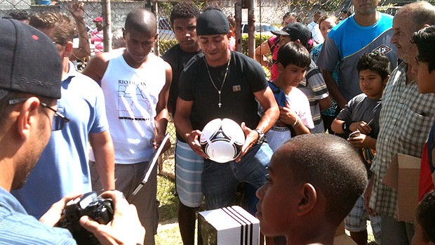 Jorge Henrique entrega presentes para crianças carentes no Rio de Janeiro (Foto: Divulgação)
