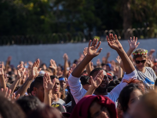 Fiéis se emocionam na Marcha para Jesus em São Paulo (Foto: Flavio Moraes/G1)